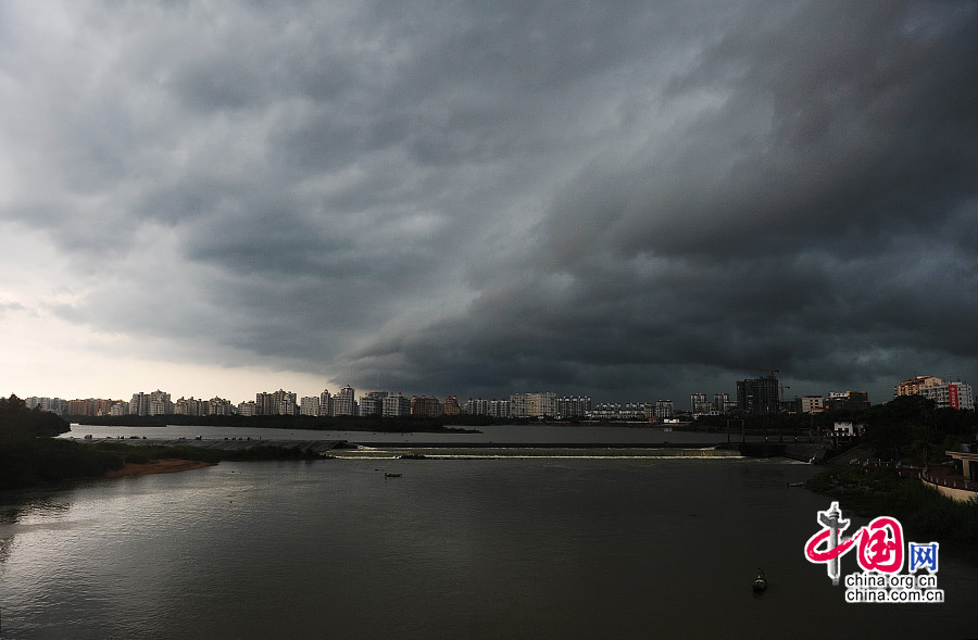 海南:台风尤特携暴雨来袭[组图]+