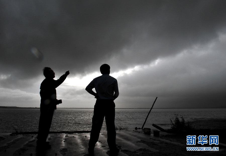 广东阳江:“尤特”登陆 交通受严重影响 广东阳江:“尤特”登陆 交通受严重影响