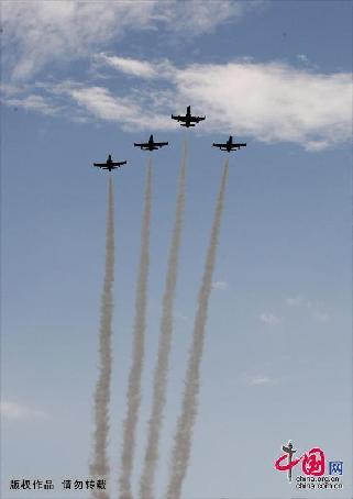 8月14日, 国际著名飞行表演队——百年灵喷气机表演队正在克拉玛依机场做暂短展示表演。 中国网图片库 周建玲 摄影