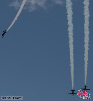 8月14日, 国际著名飞行表演队——百年灵喷气机表演队正在克拉玛依机场做暂短展示表演。  中国网图片库 周建玲 摄影