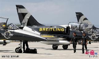 8月14日，国际著名飞行表演队——百年灵喷气机表演队抵达克拉玛依机场。   中国网图片库 周建玲 摄影