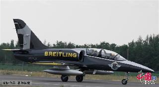 8月14日，国际著名飞行表演队——百年灵喷气机表演队抵达克拉玛依机场。   中国网图片库 周建玲 摄影