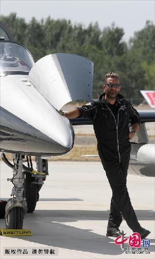 8月14日，国际著名飞行表演队——百年灵喷气机表演队抵达克拉玛依机场。   中国网图片库 周建玲 摄影