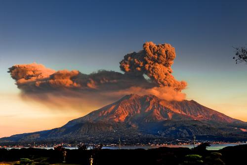 日本樱岛火山喷发+烟尘高达5000米