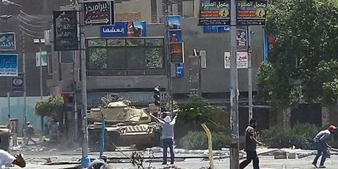 埃及民众挡坦克遭射杀