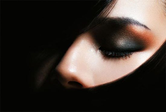 色韵升级烟熏眼妆打造朋克新娘