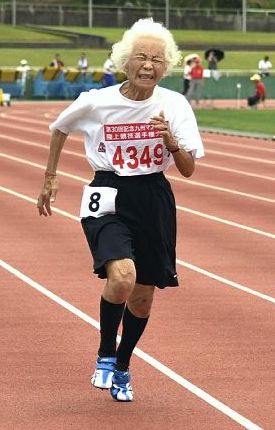 90岁老太太百米23秒8 200米打破世界纪录