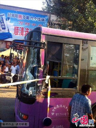 2013年8月19日下午，河南省安陽市區至安陽縣北郭鄉的公交車上發生一起持刀搶劫殺人案，安陽市公安局迅速啟動命案偵破機制，全力圍捕兇犯。圖為現場拉起了警戒線。中國網圖片庫 群聲 攝