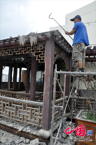 2013年8月19日，江苏苏州，一支施工队伍正在拆除位于江苏苏州市三香大厦高楼18层楼顶东侧阳台的苏州园林式违建别墅。 中国网图片库 季则摄影