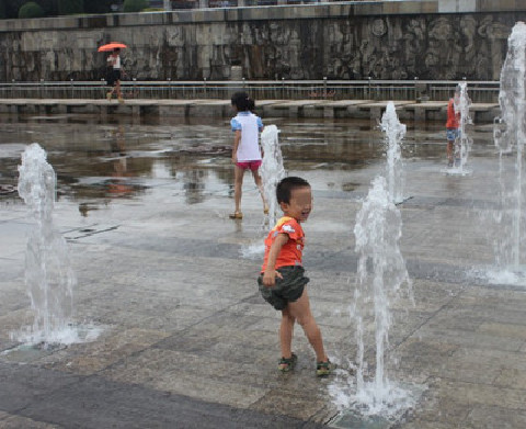 山东:广场玩耍 8岁男孩被高压喷泉顶破直肠