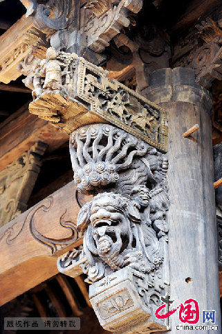 何国梁收购修缮的古民居镶在柱梁间的牛腿木雕栩栩如生，十分精美。   中国网图片库 张建成/摄