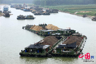 8月20日，安徽省蒙城县，大批装满沙石的船只被困涡河蒙城闸下游水域。中国网图片库 胡卫国摄影