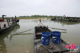8月20日，安徽省涡河蒙城闸下游水域，被困船民用小船将从岸上刚取的生活用水运回。中国网图片库 胡卫国摄影
