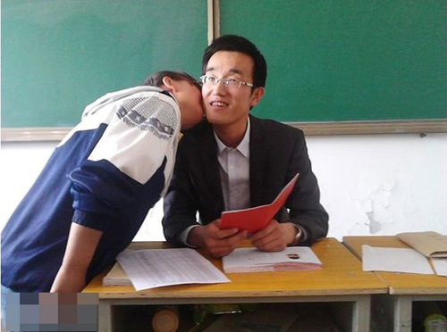 中学教师要求女学生亲吻才可拿毕业证