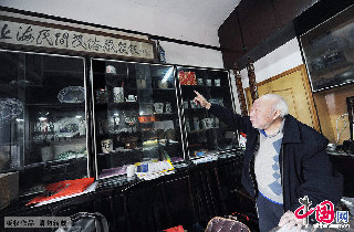 蓝翔指着《上海民间民俗藏筷馆》的牌匾，该牌匾由他的老首长张爱萍上将题写。  中国网图片库 赖鑫琳/摄