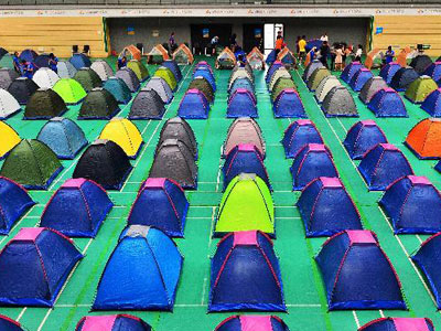 天津大学搭"帐篷村"迎新 纸帐篷亮相