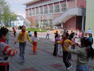 新疆：强弱校“捆绑”发展 缩小同区域校际办学差距