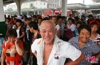 8月28日下午，大批摘棉工正在排隊進站上車準備進疆摘棉。 中國網圖片庫 李俊生攝影