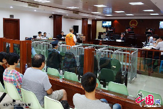 2013年8月28日，犯罪嫌疑人在接受法庭审判。中国网图片库 贺茂峰/摄