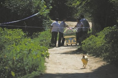 昨日，山西汾西县对竹镇乔家庄，村民推着临时停尸棺进入警戒线内郭志成家。