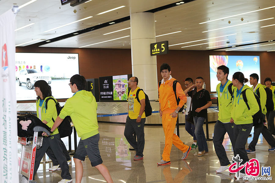 孫楊一身橘黃色運動服現身機場，在代表隊全部淺綠色的服裝中，顯得非常顯眼。 中國網記者 董寧 攝影