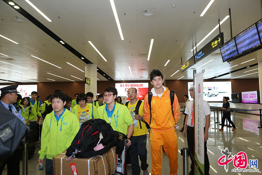 孫楊一身橘黃色運動服現身機場，在代表隊全部淺綠色的服裝中，顯得非常顯眼。中國網記者 董寧 攝影 