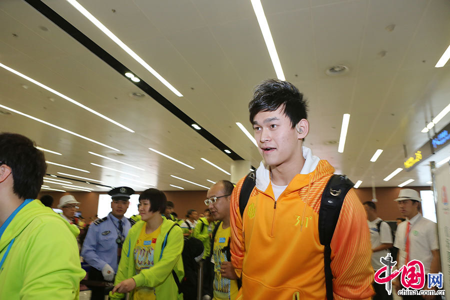 孙杨一身橘黄色运动服现身机场，在代表队全部浅绿色的服装中，显得非常显眼。中国网记者 董宁 摄影 