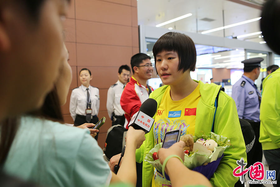 叶诗文一头蘑菇短发现身机场，接受记者采访。 中国网记者 董宁 摄影 