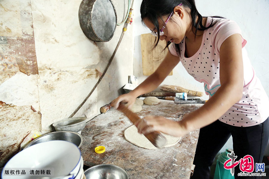 早上，付慧珍在厨房擀面饼，帮着婆婆做早饭。 中国网图片库 毕兴世/摄