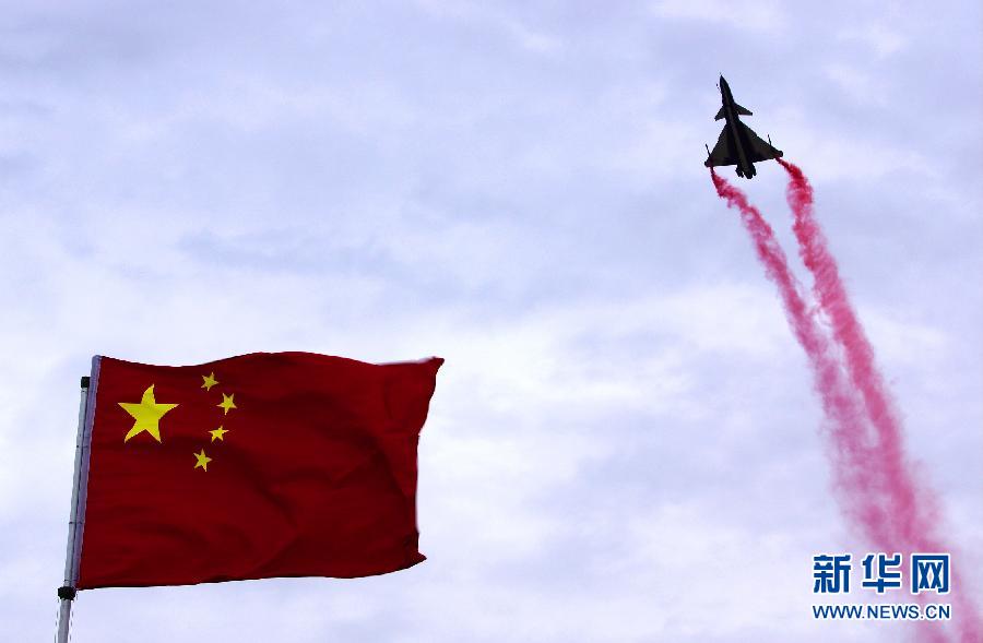中国“八一”飞行表演队在莫斯科上演“空中芭蕾”[组图]