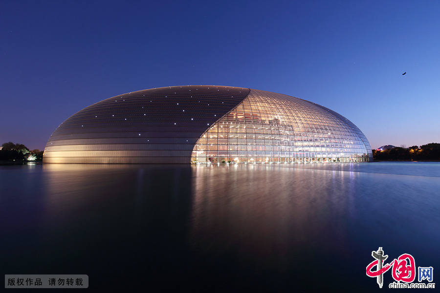 國家大劇院的華麗夜景。 中國網圖片庫 王瓊/攝