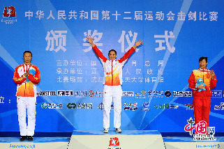 9月2日，第十二届全运会女子重剑决赛，来自江苏队的奥运会冠军骆晓娟在决赛中以9-4战胜队友许安琪获得冠军。山西队的郝佳露获得铜牌。中国网记者董宁/摄