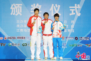 9月2日晚，沈阳全运会男子花剑决赛，最后决定胜负的一剑出现三次重赛，安徽选手张亮亮最终一剑封喉锁定胜局。广东选手雷声惜败屈居亚军，香港选手崔浩然获得铜牌。中国网记者董宁/摄