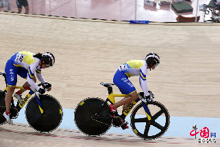 9月3日，在沈阳举行的第十二届全运会场地自行车女子团体竞速赛决赛中，吉林队宫金杰、郭爽在比赛中。中国网 董宁 摄影