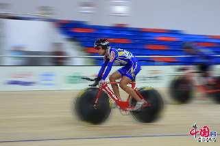 9月3日，在沈阳举行的第十二届全运会场地自行车女子团体竞速赛决赛中，上海队在比赛中。中国网 董宁 摄影