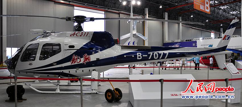 AC311直升机，为2吨级轻型民用直升机，是继我国首款大型民用运输直升机AC313成功首飞后推出的又一款具有完全自主知识产权的民用直升机。人民网 张洁娴 摄