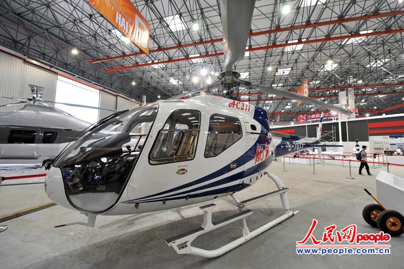 AC311直升机，为2吨级轻型民用直升机，是继我国首款大型民用运输直升机AC313成功首飞后推出的又一款具有完全自主知识产权的民用直升机。人民网 翁奇羽 摄