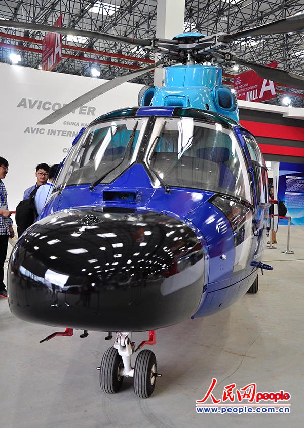北京急救中心配备的AC312EMS直升机，运用AC312直升机为平台，改装搭载急救医疗设备，可在30分钟的黄金枪救期让病人得到救治，避免转运途中加重病情。　人民网 张洁娴 摄 (2)