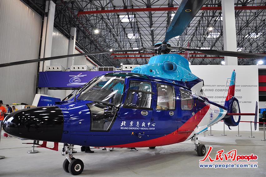 北京急救中心配备的AC312EMS直升机，运用AC312直升机为平台，改装搭载急救医疗设备，可在30分钟的黄金枪救期让病人得到救治，避免转运途中加重病情。　人民网 张洁娴 摄