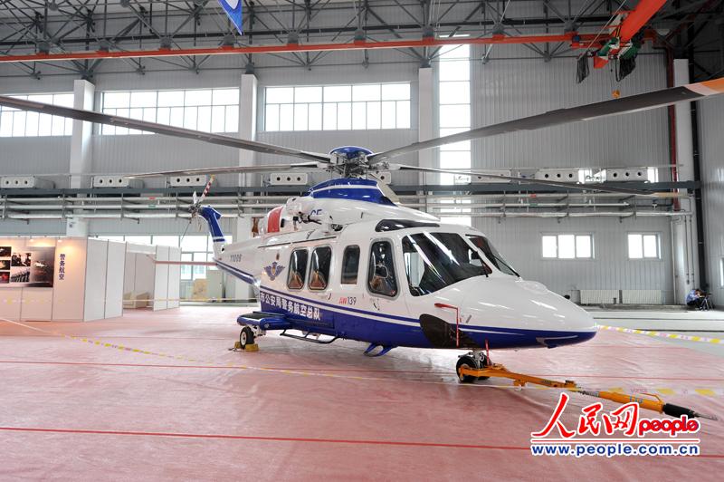 北京警务航空队配备的AW139中型双发直升机，可以在全天候、全天时情况下执行任务。人民网 翁奇羽 摄