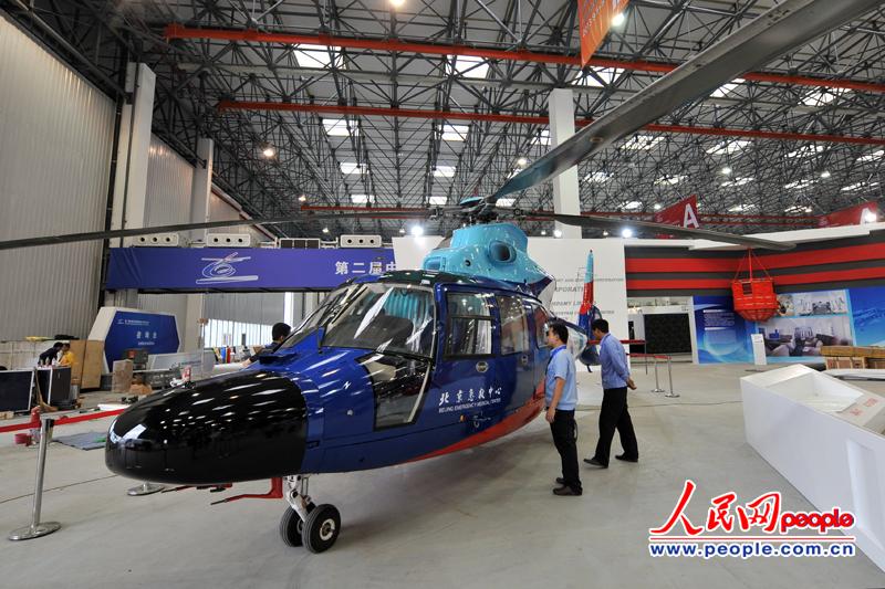 北京急救中心配備的AC312EMS直升機，運用AC312直升機為平臺，改裝搭載急救醫療設備，可在30分鐘的黃金槍救期讓病人得到救治，避免轉運途中加重病情。　人民網 翁奇羽 攝