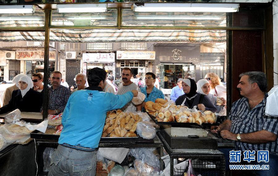 实拍战云密布下的叙利亚：市民开始排队购买生活物资