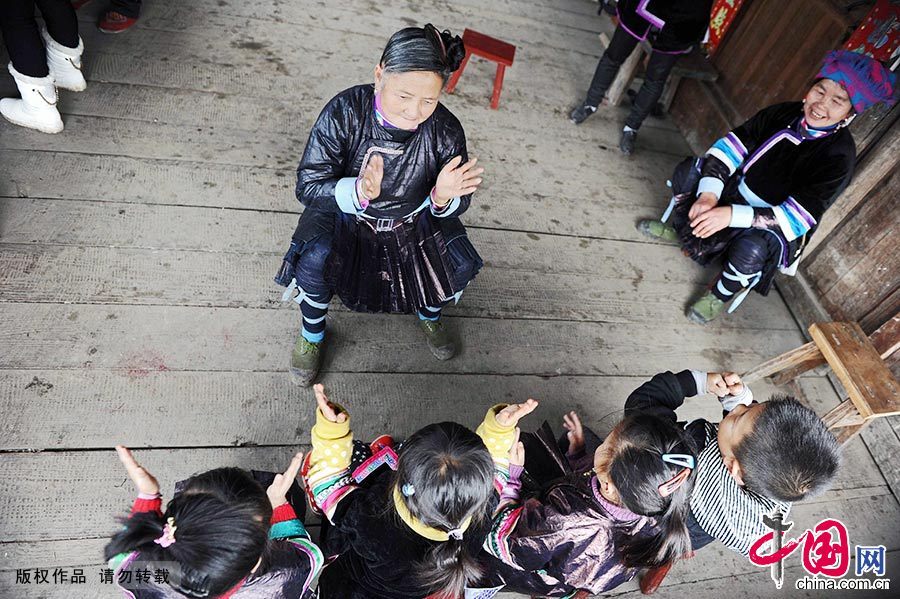 潘萨银花老人在传习所中教小朋友练习侗歌节拍，她更注重培养年轻一代学习侗歌的唱法。 中国网图片库 赖鑫琳/摄 