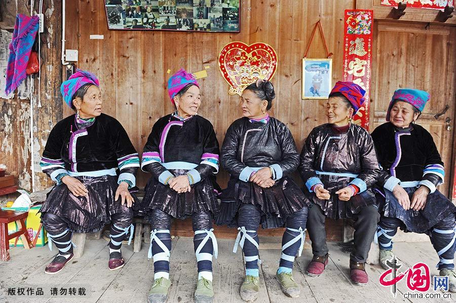 潘萨银花老人在传习所中与其他歌师创作新歌曲，为侗族文化的传承做出贡献。 中国网图片库 赖鑫琳/摄 