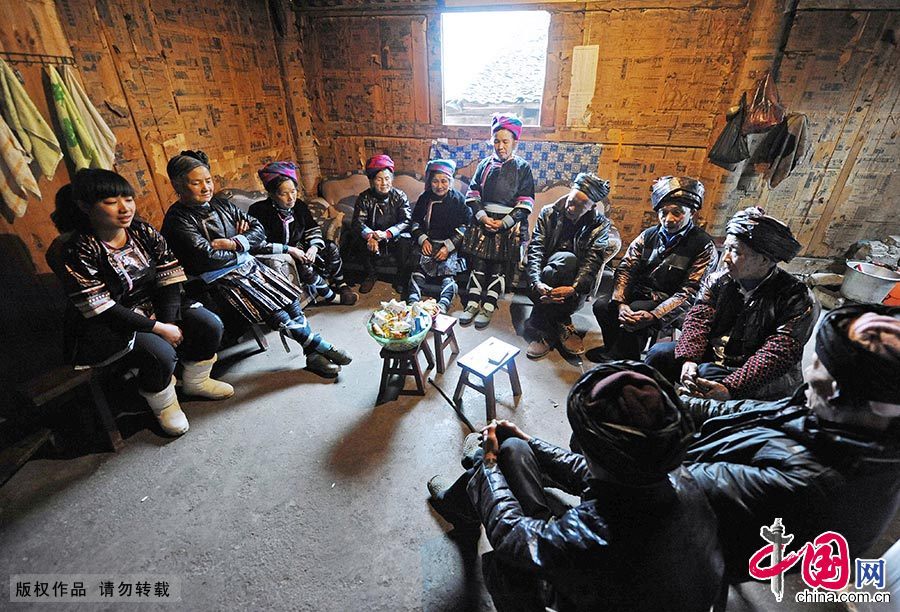  在贵州省凯里市从江县小黄村，潘萨银花（左二）带领女性老歌师在传习所中与村里的男性老歌师们对唱侗歌。 中国网图片库 赖鑫琳/摄 