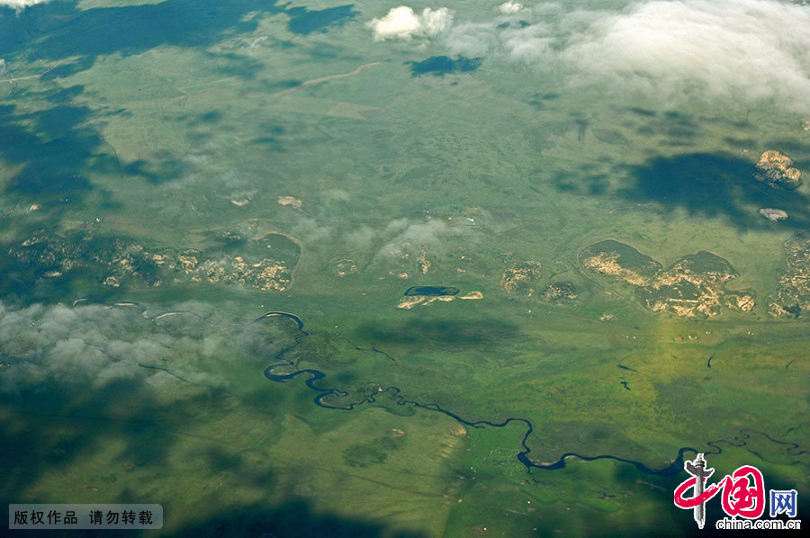 内蒙古呼伦贝尔草原航拍一景。 中国网图片库 王伟/摄