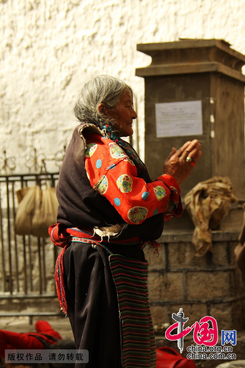 大昭寺前朝拜的藏族老人