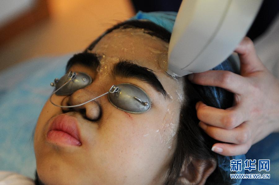 毛孩婷婷接受面部激光脱毛手术[组图]