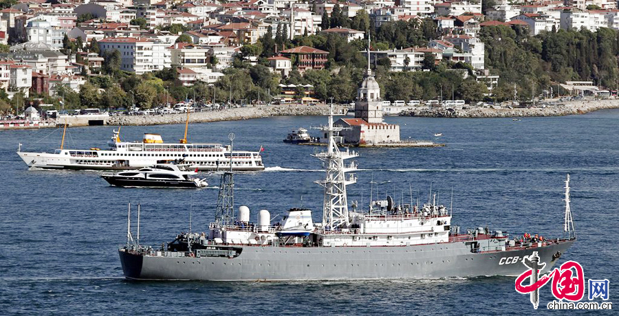 当地时间2013年9月5日，俄罗斯海军船只通过博斯普鲁斯海峡前往叙利亚海域。据报道，3艘俄罗斯战舰通过土耳其的博斯普鲁斯海峡，前往靠近叙利亚海岸的地中海东部海域。 图片来源：BULENT KILIC/CFP