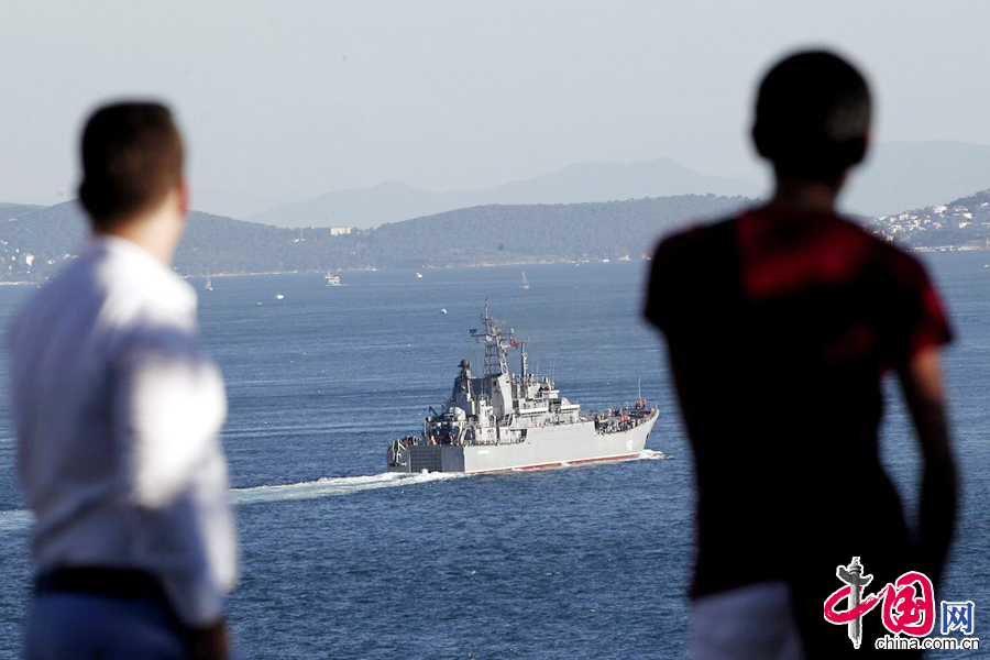 当地时间2013年9月5日，俄罗斯海军船只通过博斯普鲁斯海峡前往叙利亚海域。据报道，3艘俄罗斯战舰通过土耳其的博斯普鲁斯海峡，前往靠近叙利亚海岸的地中海东部海域。 图片来源：BULENT KILIC/CFP
